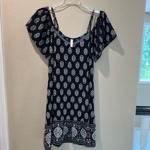 Women’s summer off the shoulder swing dress w/ side pockets.